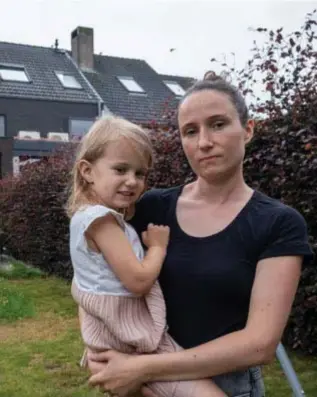  ??  ?? Carolien met dochter Lexi (3): “Ik heb toch wat extra gras gezaaid waar de kinderen op kunnen spelen.”