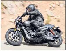  ??  ?? Si la Street constitue l’entrée de gamme Harley-Davidson, à   euros, la Street Rod fournit une mécanique plus évoluée, un style plus sportif et une meilleure finition, pour   euros.