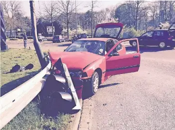  ?? FOTO: ULRICH SCHÜTZ ?? Ein Radfahrer, der sein Fahrrad bei Grün über die Straße schob, wurde schwer verletzt, als dieser BMW ihn streifte. Die Polizei vermutet als Hintergrun­d des Unfalls ein illegales Autorennen.