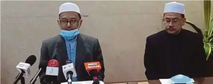  ?? (Foto Baharom Bakar/bh) ?? Dr Alias (kiri) bersama Ahmad Shah pada sidang media selepas mesyuarat khas di Wisma Darul Iman, semalam.