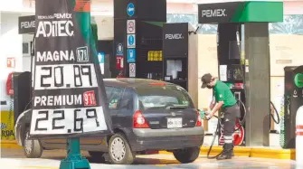  ?? DANIEL GALEANA ?? La gasolina Magna rebasa 20 pesos por litro en la capital del país