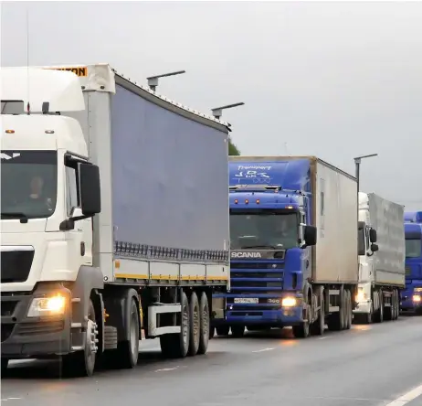  ??  ?? El impacto. El transporte por carretera representa alrededor de 70% de la mercancía que cruza la frontera norte.