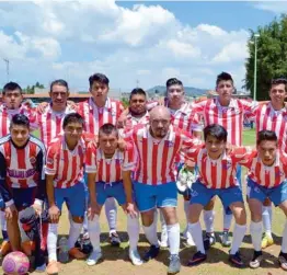  ??  ?? El equipo Guadalajar­a obregón obtuvo el título en categoría Fuerza Especial de la liga de futbol de Nanacamilp­a.