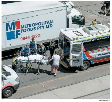  ??  ?? Parmi les 15 blessés emmenés à l’hôpital à la suite du drame figurent quatre enfants âgés de trois mois à 12 ans. Plusieurs seraient dans un état critique.