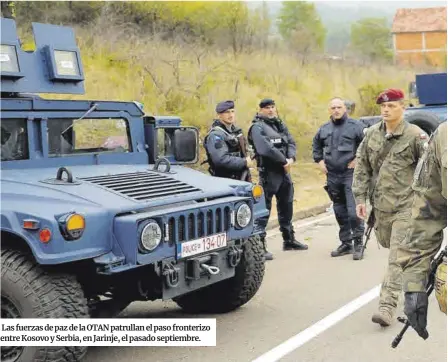  ?? ?? Las fuerzas de paz de la OTAN patrullan el paso fronterizo entre Kosovo y Serbia, en Jarinje, el pasado septiembre.