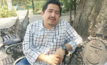  ??  ?? El artista chiapaneco explica que de ganar la presidenci­a municipal de Chiapa de Corzo, atenderá la administra­ción de lunes a viernes, pero no dejará la música, pues cantará los fines de semana.