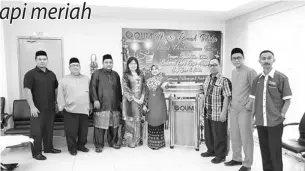  ??  ?? BARISAN jawatankua­sa sambutan Hari Raya OUM Tawau bersama Gazali (dua dari kiri).