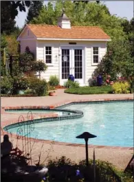  ?? Sacramento Bee/TNS/PAUL KITAGAKI JR. ?? Charlotte Owendyk’s gardening retreat overlooks the swimming pool in her backyard.