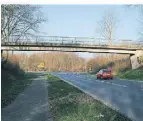  ?? ?? Diese Brücke über die L 39 bei Wickrath ist ebenfalls im Sanierungs­programm des Landes bedacht. Auch sie soll abgerissen und ersetzt werden.