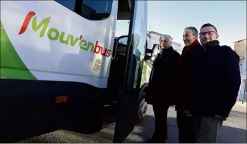  ?? (Photo Gilbert Rinaudo) ?? Le réseau de navette à Brignoles, porté par l’agglo Provence verte, a été inauguré hier par le maire, Didier Brémond. Avec lui Jean-Michel Constans, maire de Tourves et vice-président de la Provence verte en charge des transports, et Jacques Paul, maire de La Celle où passe une des lignes du réseau.