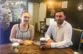  ?? PHOTO: DUBBO PHOTO NEWS ?? Ainsleigh and David Hemsworth enjoying their lunch at Black Tambourine.