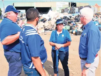  ?? ?? Discussing the situation are, from left: Ward 10 Councillor Peter Bester, Simmers, Councillor Sharon Sabbagh and Winde in discussion about Knysna’s Waste Transfer Station.