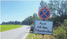  ?? FOTO: SCB ?? Das Parken auf dem Grünstreif­en am Baggersee in Grenis bleibt weiter verboten und wird auch weiter von den Behörden geahndet.