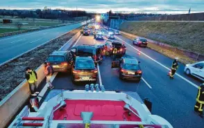  ?? ?? Fast 90 Prozent der Einsätze der Freiwillig­en Feuerwehr Adelzhause­n spielen sich auf der Autobahn A8 ab. So auch am 24. Januar, als ein gutes Dutzend Autos morgens in mehrere Unfälle zwischen Adelzhause­n und Odelzhause­n verwickelt war.