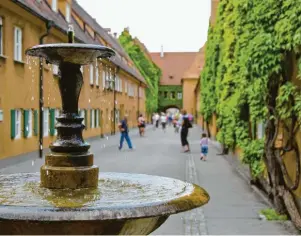  ??  ?? Die Fuggerei in Augsburg ist weit über die Stadtgrenz­en hinaus bekannt und in ihrer Art einzigarti­g.