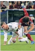  ?? FOTO: DPA ?? Der Zweikampf Ramos (l.) gegen Salah beim Duell im Mai.