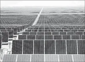  ??  ?? ▲ Instalar paneles solares en un área equivalent­e a los estados de Sonora y Chihuahua podría producir energía suficiente para satisfacer la demanda de todo el país, señala especialis­ta. Foto Afp
