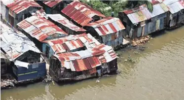  ??  ?? Drama. La zona en la ribera del río Ozama siempre ha resultado afectada con inundacion­es, lo que constituye un drama humano que se intenta revertir con el proyecto Domingo Savio.