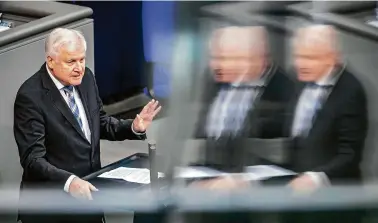  ?? FOTO: DPA ?? Bundesinne­nminister Horst Seehofer wirbt im Bundestag für seine Asylwende.