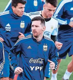  ?? FOTO: AFP ?? Lionel Messi encabeza las prácticas de la selección albicelest­e.