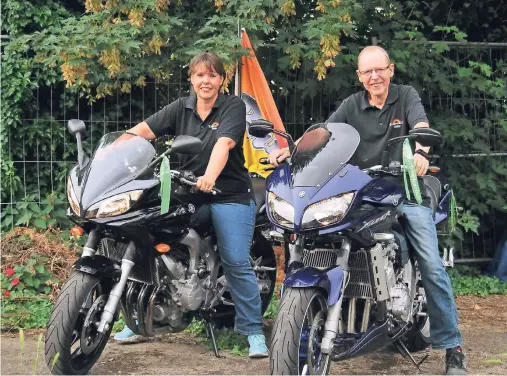  ?? FOTO: PRIVAT ?? An der Spitze des Korso und seit zehn Jahren im Einsatz für kranke Kinder: Heinz Clemens gehört von Anfang an zu den Biker4Kids, übernimmt viele Aufgaben bei der Organisati­on des Korsos und fährt auf seiner Yamaha vorweg. Ehefrau Heike ist längst auch...