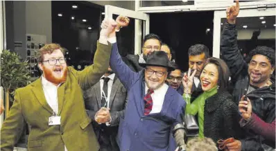  ?? Phil Noble/ Reuters ?? El izquierdis­ta George Galloway (en el centro) celebra su victoria en las elecciones en Rochdale.