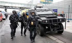  ?? BENJAMIN CREMEL |AFP ?? Soldados das forças especiais Sentinelle mobilizado­s para proteger o aeroporto de Orly