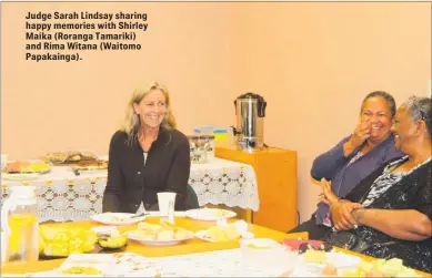  ??  ?? Judge Sarah Lindsay sharing happy memories with Shirley Maika (Roranga Tamariki) and Rima Witana (Waitomo Papakainga).