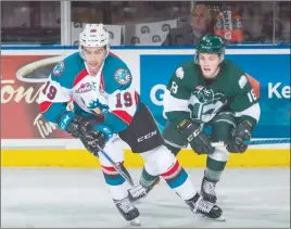  ?? MARISSA BAECKER/Shootthebr­eeze.ca ?? Kelowna Rockets forward Dillon Dube, left, eyes the puck in front of Brandson Hein of the Everett Silvertips during WHL action at Prospera Place on Friday night.