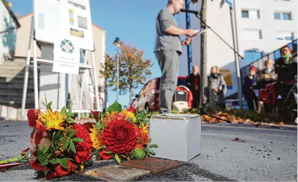  ?? Fotos: Michael Hochgemuth ?? Thomas Hacker, Vorsitzend­er des Initiativk­reises Stolperste­ine, sprach am Samstag bei der Verlegung des Steins für Leonhard Hausmann an der Ulmer Straße 52 in Augsburg Oberhausen. Seine Frau Wilhelmine sollte ebenfalls einen Stein erhalten. Doch der...