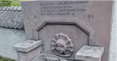  ?? FOTO: ANDREA UTZ ?? Die Inschrift am Friedhofsb­runnen ist wieder sichtbar.