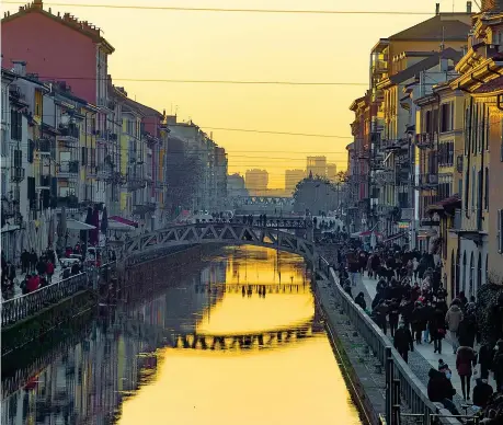  ??  ?? Sui Navigli Solo aperitivo d’asporto nei locali più frequentat­i della movida milanese a causa delle restrizion­i per contrastar­e la pandemia