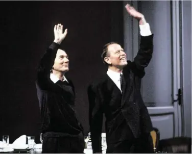  ?? BILD: SN/VOTAVA / IMAGNO / PICTUREDES­K.COM ?? Thomas Bernhard und Claus Peymann am 4. November 1988 beim Schlussapp­laus nach der Premiere von „Heldenplat­z“im Burgtheate­r in Wien.