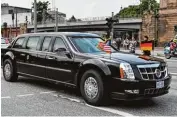  ?? Fotos: Boris Roessler, Sergei Bobylyov, dpa ?? Die Karossen von Trump und Putin: Links „The Beast“des US Hersteller­s Cadillac, rechts der neue „Senat“der russischen Marke „Aurus“.