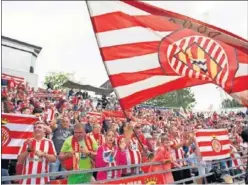  ??  ?? ILUSIÓN. La afición del Girona, durante un partido en Montilivi.