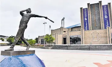  ?? LUIS RODRíGUEZ Y ARCHIVO ?? El estadio de béisbol fue el escenario que agitó el debate sobre los espacios deportivos en Barranquil­la.