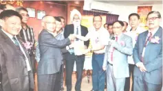  ??  ?? SAVA president, Robert Josem presents a copy of the book to Abdullah (fourth right) witnessed by SAVA and Tulai Associatio­n members. Also seen is Johnny P U Chien (second right).