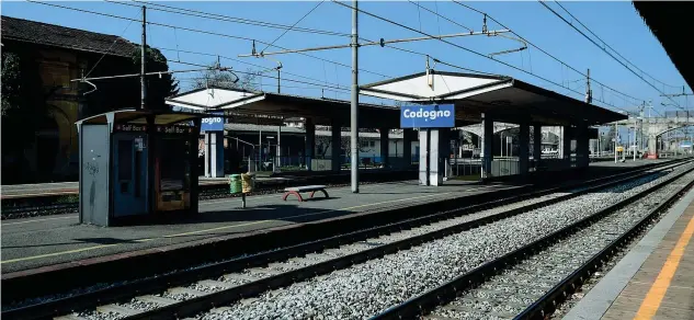  ??  ?? Deserta
La stazione di Codogno senza viaggiator­i: in seguito a un’ordinanza della Regione Lombardia i treni non effettuano la fermata