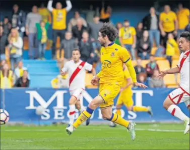  ??  ?? LA SENTENCIA. Víctor Pérez marcando el segundo tanto del Alcorcón para poner la tranquilid­ad.