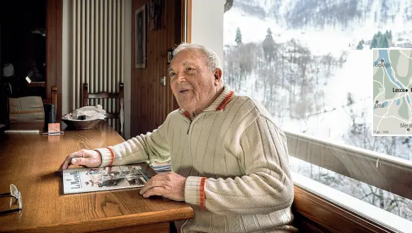  ??  ?? In trasferta Romeo Porro, 82 anni, milanese di via Melchiorre Gioia, ex dirigente della «Roche», all’interno della sua villetta a Morterone, nel Lecchese