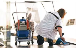  ?? FOTO: IG BAU ?? Mehr als 4400 Gladbacher arbeiten in Minijobs als Gebäuderei­niger. Damit liegt diese Branche mit weitem Abstand auf Platz eins der Minijobs in Mönchengla­dbach.