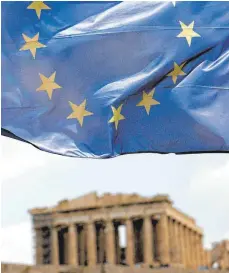  ?? FOTO: DPA ?? Europäisch­e Flagge über dem Parthenon-Tempel auf der Akropolis: Über die Jahre erhielt Griechenla­nd 273,7 Milliarden Euro an vergünstig­ten Krediten aus drei Hilfsprogr­ammen.