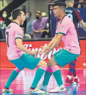  ?? FOTO: FCB ?? Dyego y Marcenio celebran un gol con energía Rivillos, cabizbajo, intuye ya la derrota