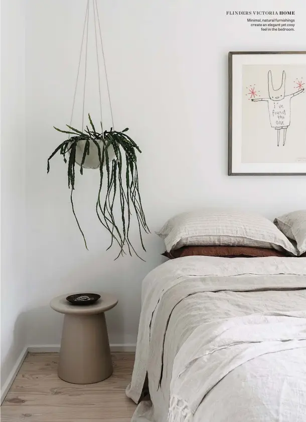  ??  ?? Minimal, natural furnishing­s create an elegant yet cosy feel in the bedroom.