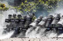  ?? CRISTIAN HERNÁNDEZ/EFE ?? Policiamen­to. Guarda bolivarian­a avança contra marcha