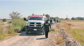  ?? /HÉCTOR DAYER ?? Autorida
des localizaro­n el cuerpo de un hombre flotando en un canal de riego