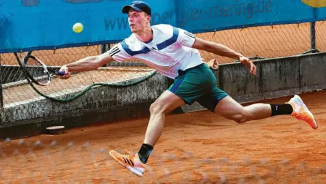  ?? Foto: Siegfried Baumüller ?? Nicolas Singer und die Männer des TC Mering holten im zweiten Spiel den zweiten Sieg und sind auf Aufstiegsk­urs.