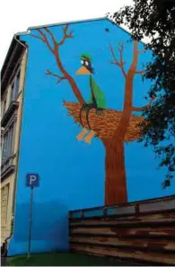  ?? FOTO: CAMILLA FLAATTEN ?? Det store fugleredet med den ventende fuglen er laget av kunstneren Jason og ligger i Kolstadgat­a.