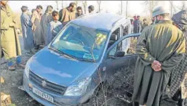  ?? WASEEM ANDRABI/HT PHOTO ?? People examine the car in which Gowhar Ahmad Lone’s body was found at Pahnoo village in Shopian district, Kashmir, on Monday.