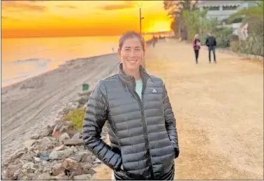  ?? ?? Garbiñe Muguruza posa sonriente en el Paseo Marítmo de Marbella, donde está concentrad­a.